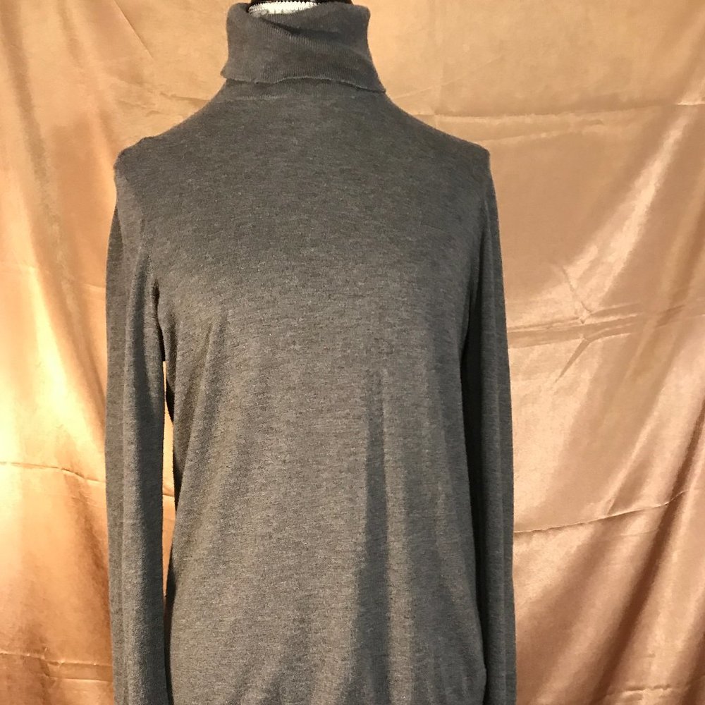 Ann Taylor gray turtle necked sweater. Wool Blend sz L